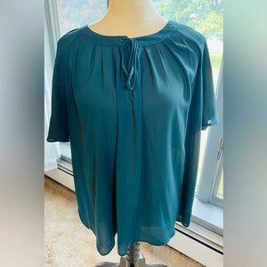 Dark green flowing short sleeved top